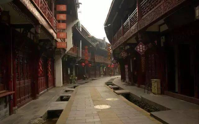 小里帮忙|保洁车疑似剐蹭奔驰车,车主要求修好遭物业拒绝